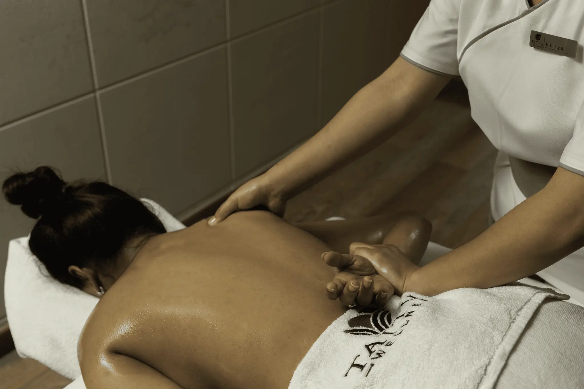 A women getting massage on spa bed through spa therapist