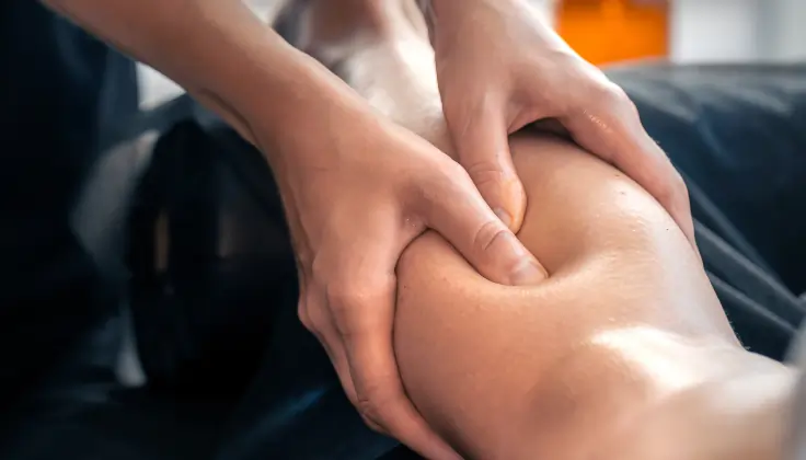Leg fatigue massage for runners India — therapist targeting calf and hamstring recovery
