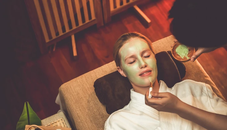 Illuminating face mask treatment for refreshed and radiant-looking skin.