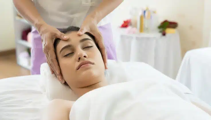 Relaxing head massage as a wellness experience with spa gift vouchers.